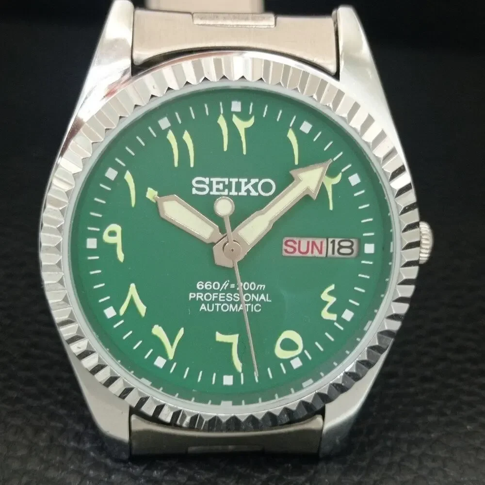 Vintage 1974 Seiko Automatic Mens Silver Watch W/daydate & Green accents